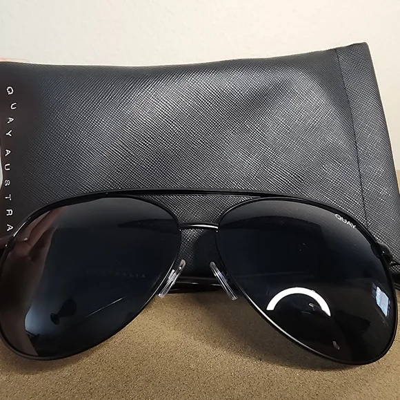 NWT Quay Australia Black Aviator Shades With Case And Dust Cloth